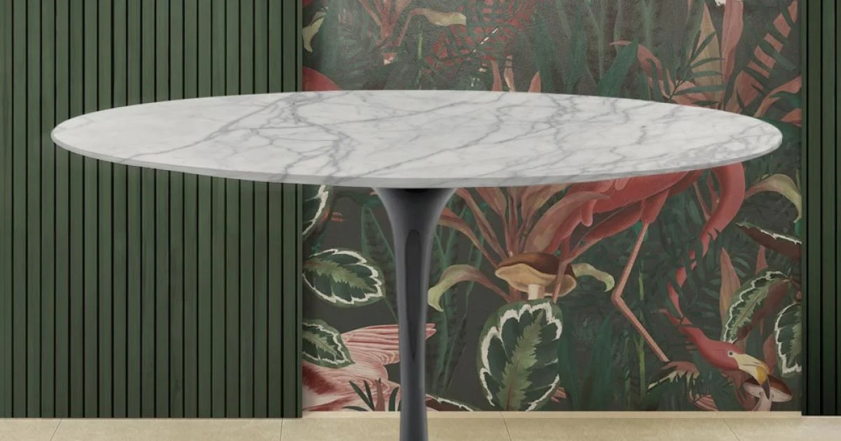 Tavolo Tulip Eero Saarinen H 74 con Piano Rotondo in Marmo di Carrara Statuarietto - Scarlet