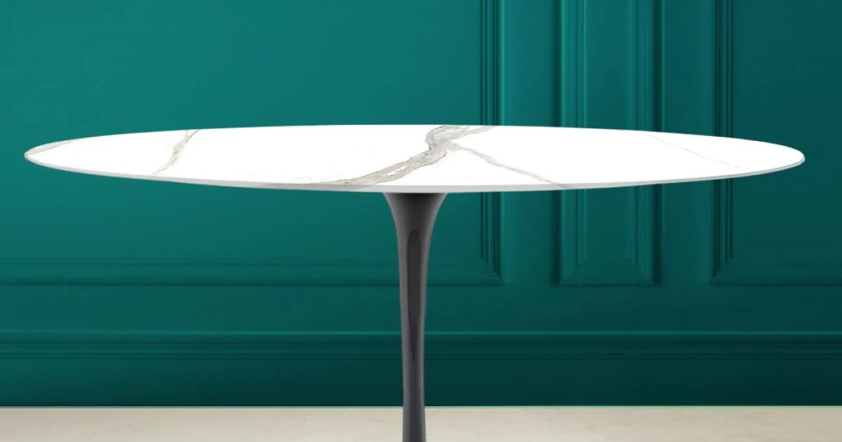Tavolo Tulip Eero Saarinen H 74 Ovale in Ceramica Calacatta Michelangelo - Scarlet