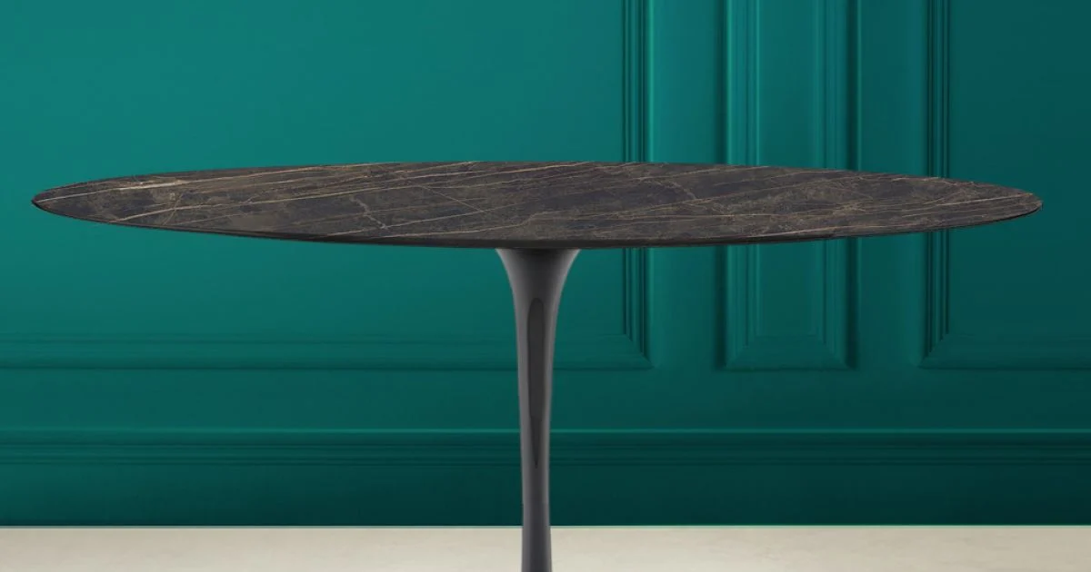 Tavolo Tulip Eero Saarinen H 74 Ovale in Ceramica Noir Desire Made in Italy - Scarlet