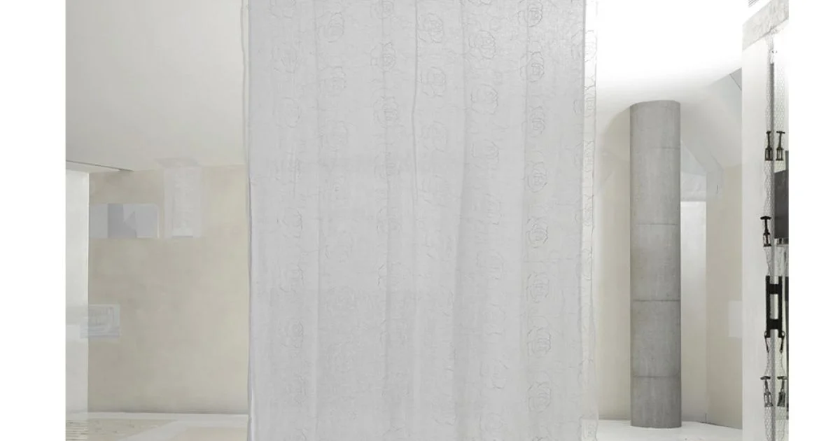 Tenda Bianca in Garza di Lino e Organza con Ricamo di Rose Elegante - Mariarosa