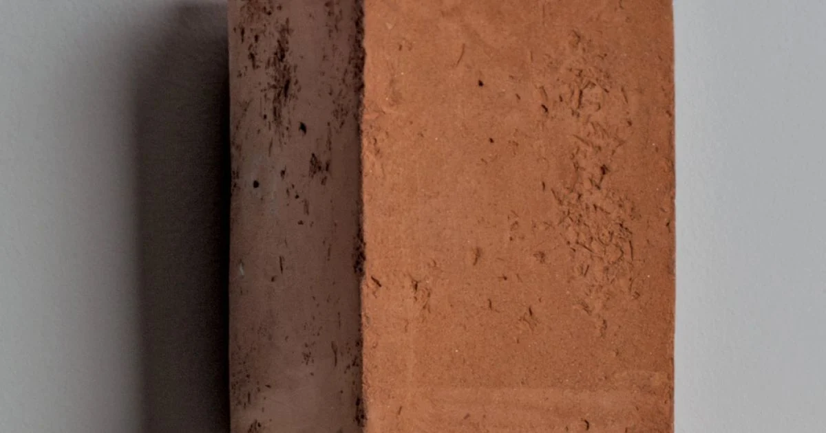 Toscot Smith applique da giardino a LED in terracotta, fatta a mano