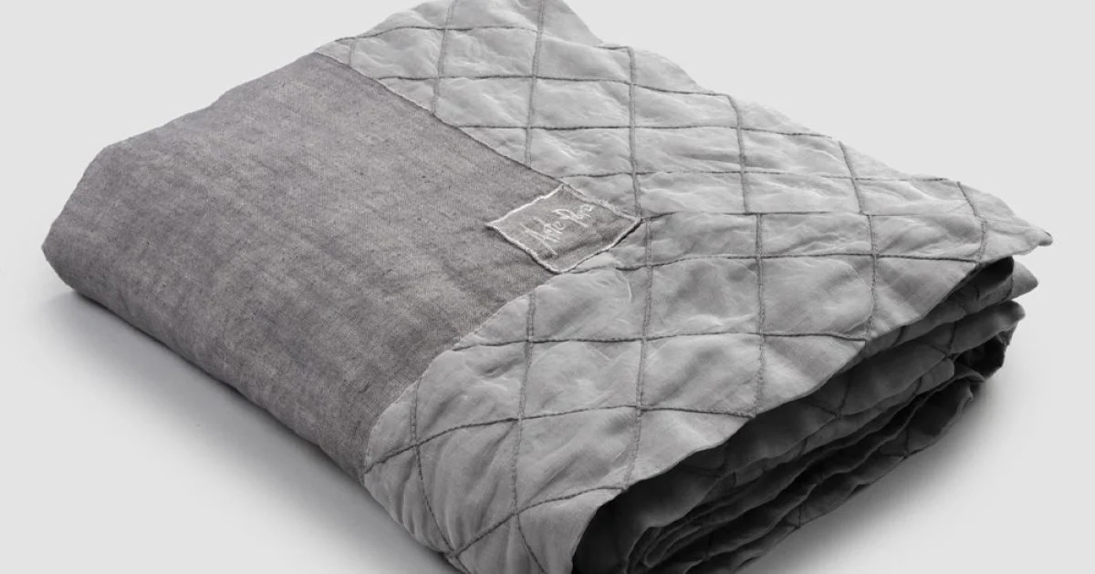 Tovaglia in Lino Antracite e Bordo con Decoro Geometrico, Artigianale - Dippel