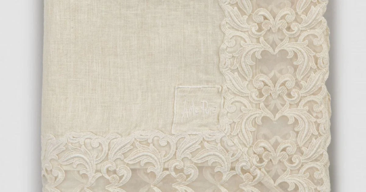 Tovaglia Quadrata in Lino Beige con Pizzo Farnese Lusso Artigianale - Kippel