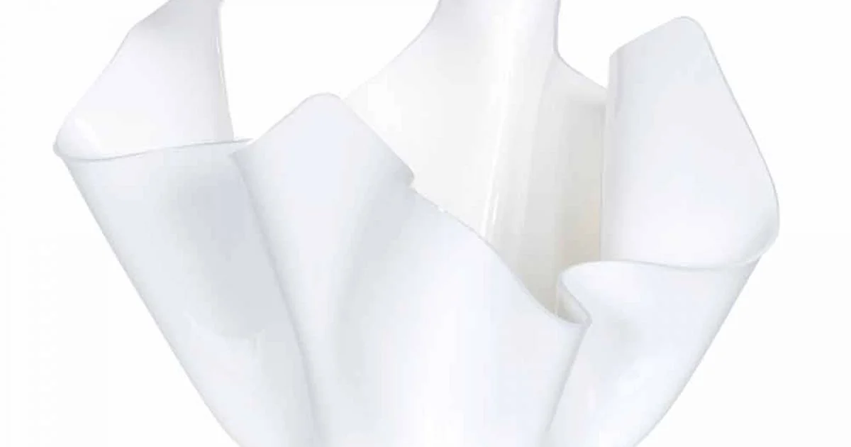 Vaso bianco da interno/esterno design drappeggiato Pina, made in Italy