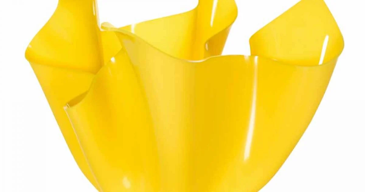 Vaso giallo da interno/esterno design drappeggiato Pina, made in Italy