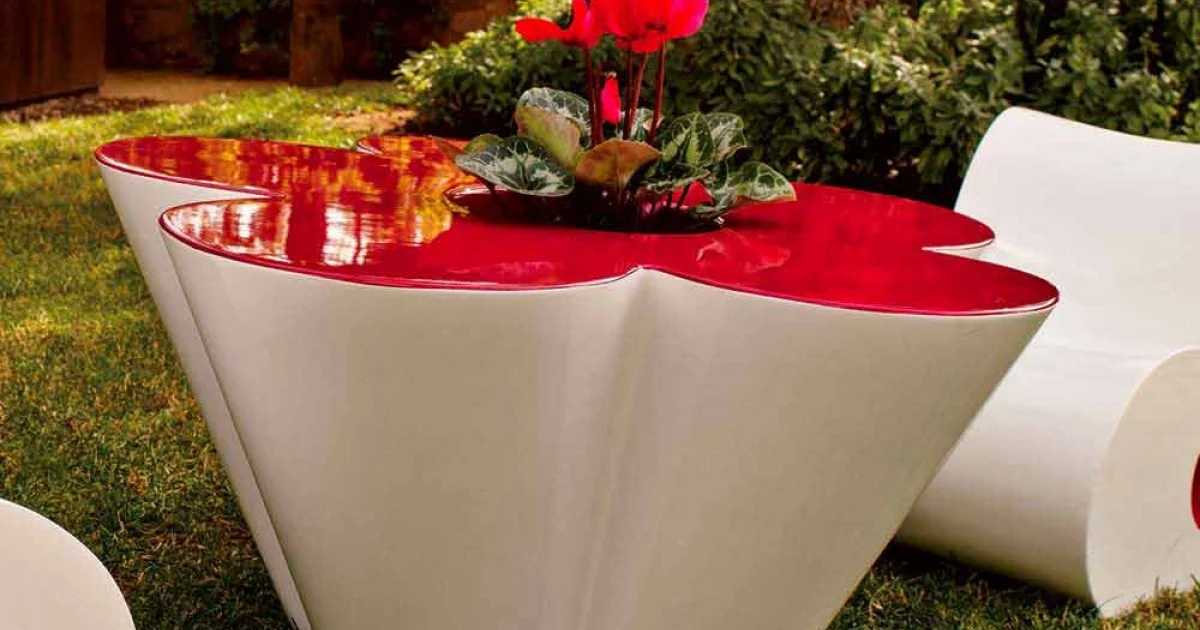 Vondom Agatha tavolino da esterno di design in polietilene colorato