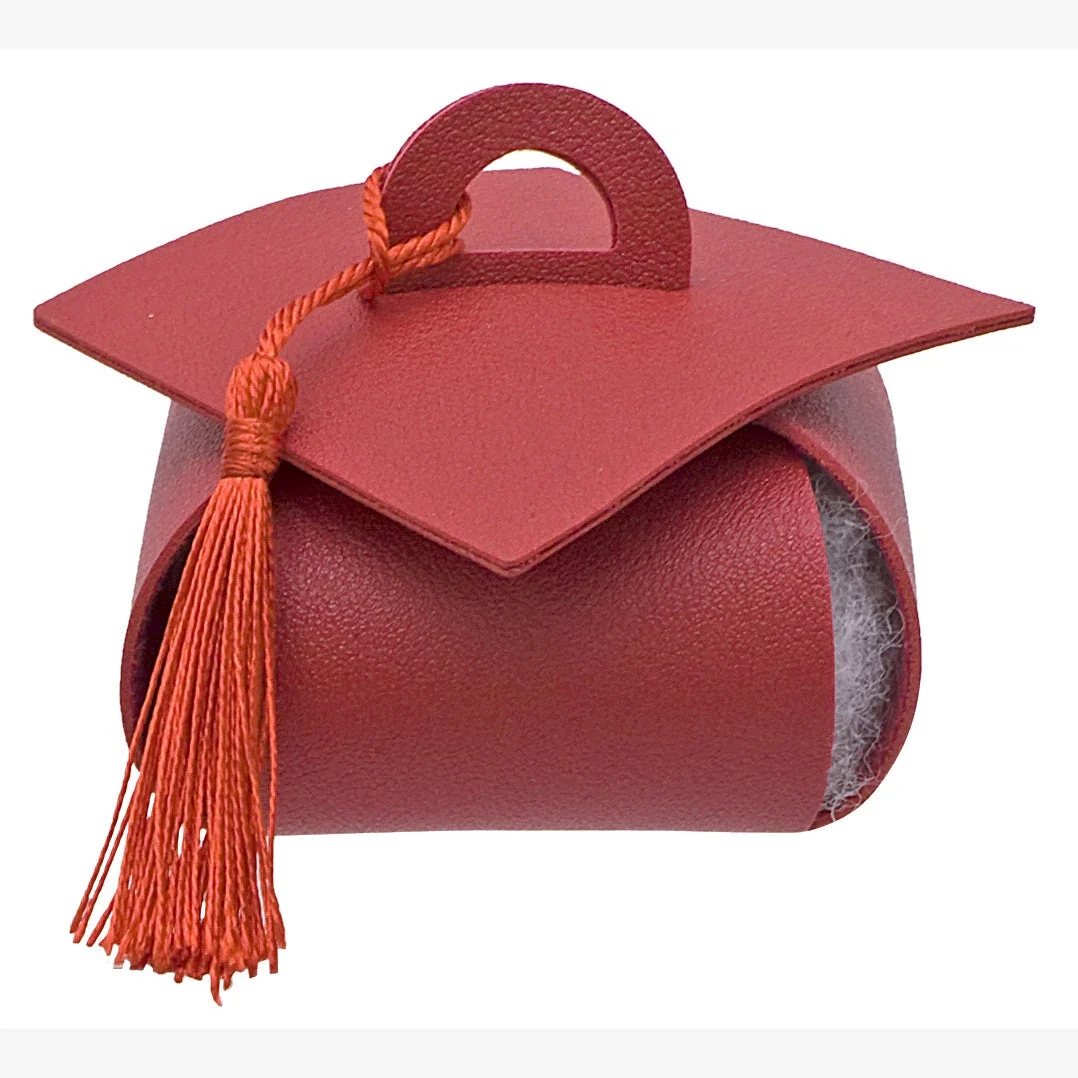 Linea Due Tocco Laurea Similpelle Rosso 9x9x6 cm – Cappello Laurea Decorativo per Bomboniere e Confetti Cf 12 Pz