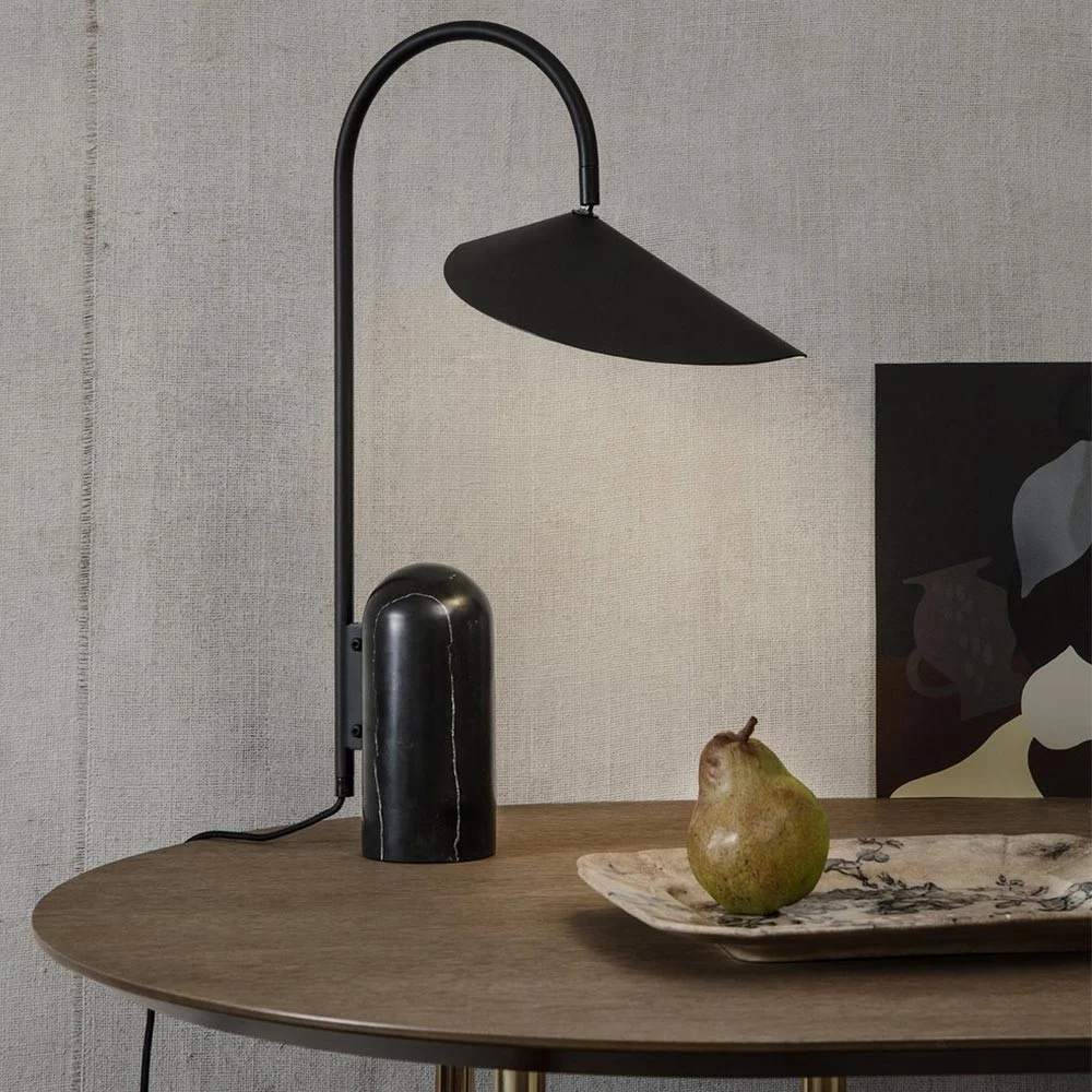 Lampada da tavolo Arum nera