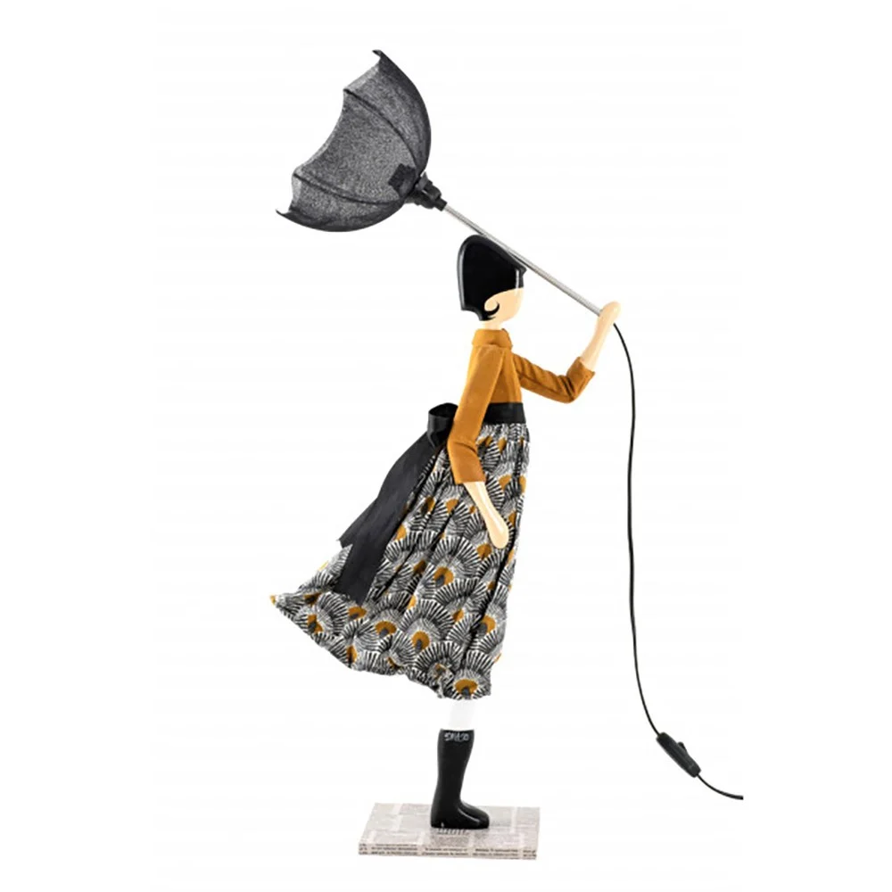 Lampada da tavolo Chrysilia di Skitso con abito elegante