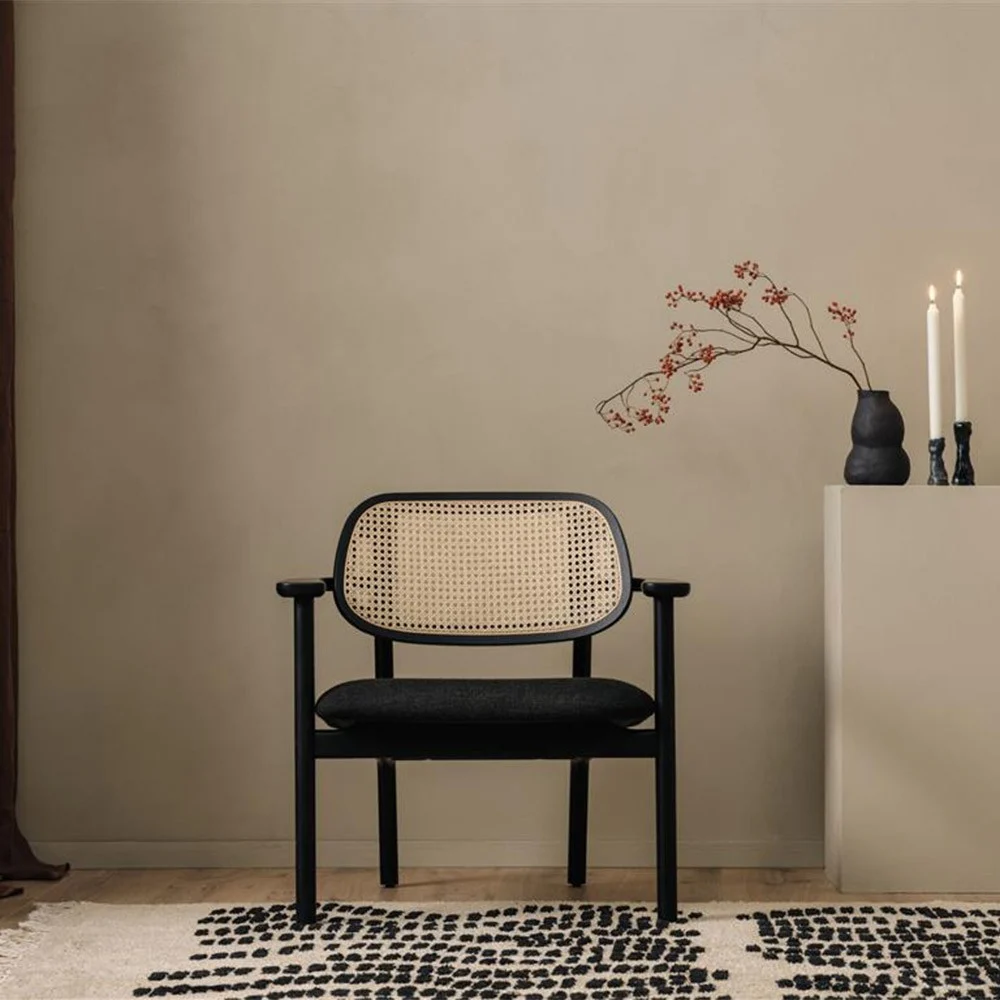 Poltrona Titus in rovere tinto nero seduta imbottita in riccio nero
