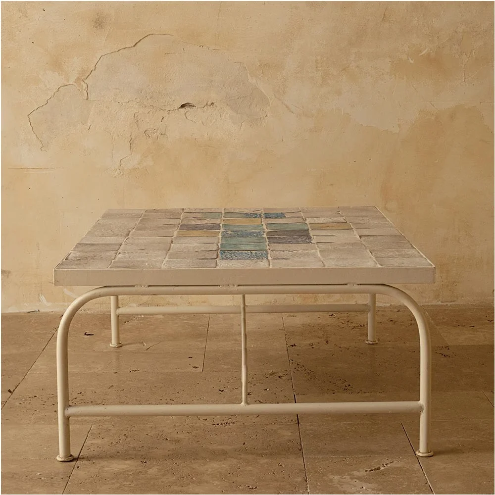 Tavolo in ceramica dal design astratto Dolores