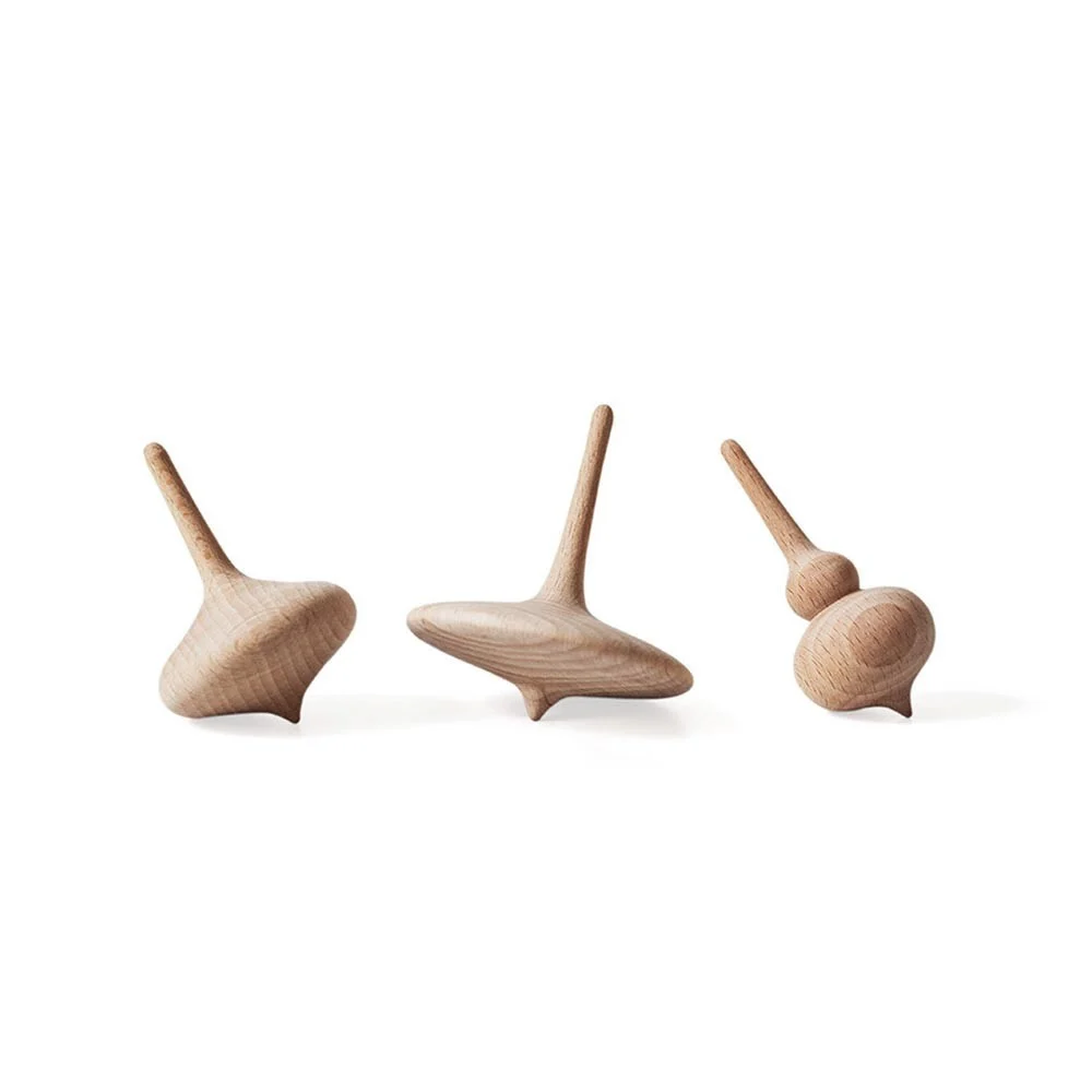 Tre piccole trottole in legno